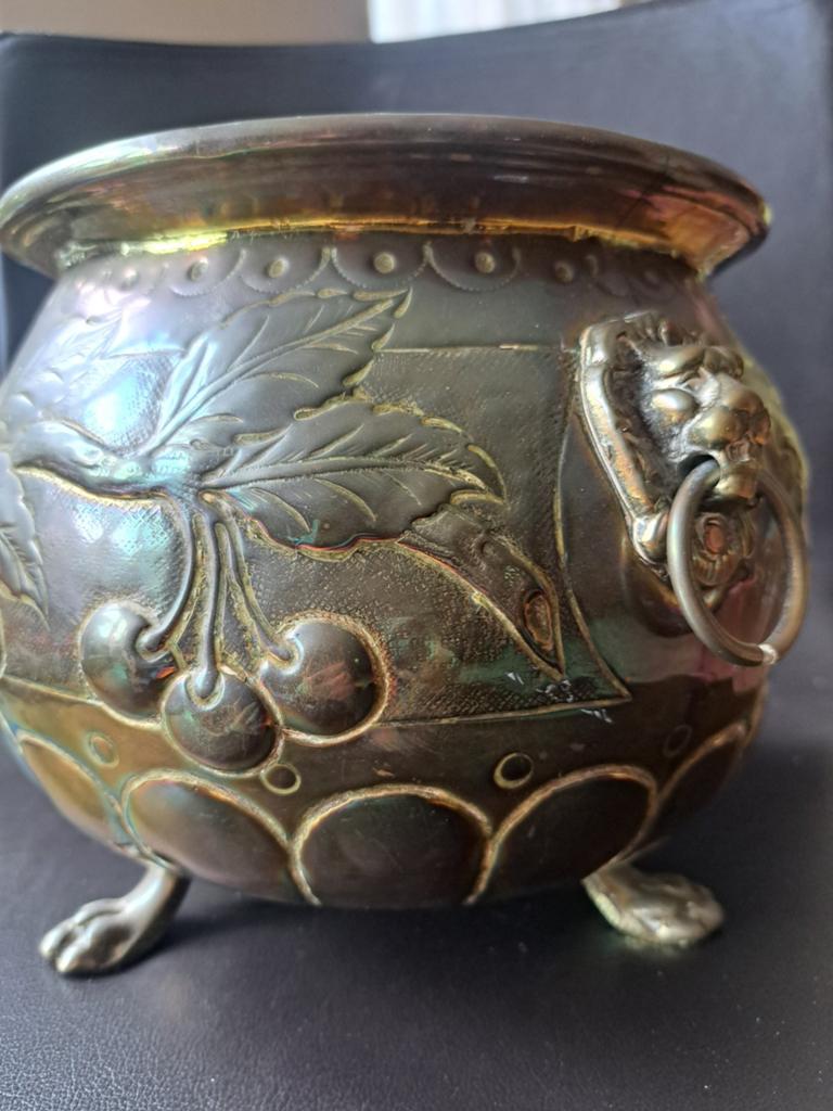 Antieke koperen pot met leeuwenkoppen en kersenmotief, Antiek en Kunst, Antiek | Koper en Brons, Ophalen of Verzenden, Koper