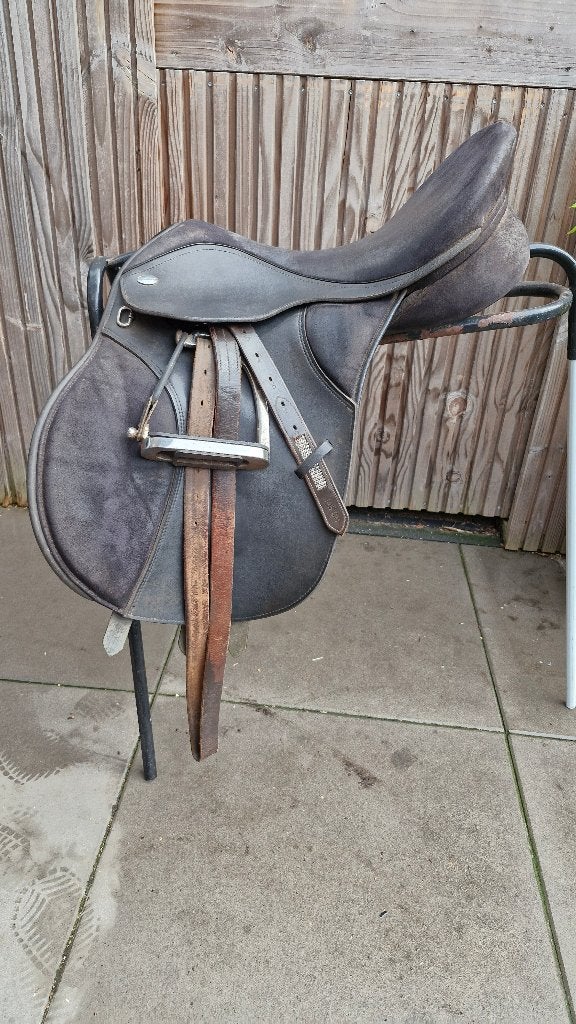 Thorowgood veelzijdigheidszadel 16.5 inch, Ophalen, Gebruikt, Extra wijd, Inclusief stijgbeugels