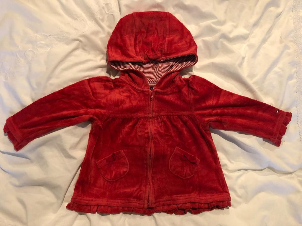 Tommy Hilfiger rood fluwelen vestje 86/92, Kinderen en Baby's, Kinderkleding | Maat 92, Gebruikt, Meisje, Trui of Vest, Ophalen of Verzenden