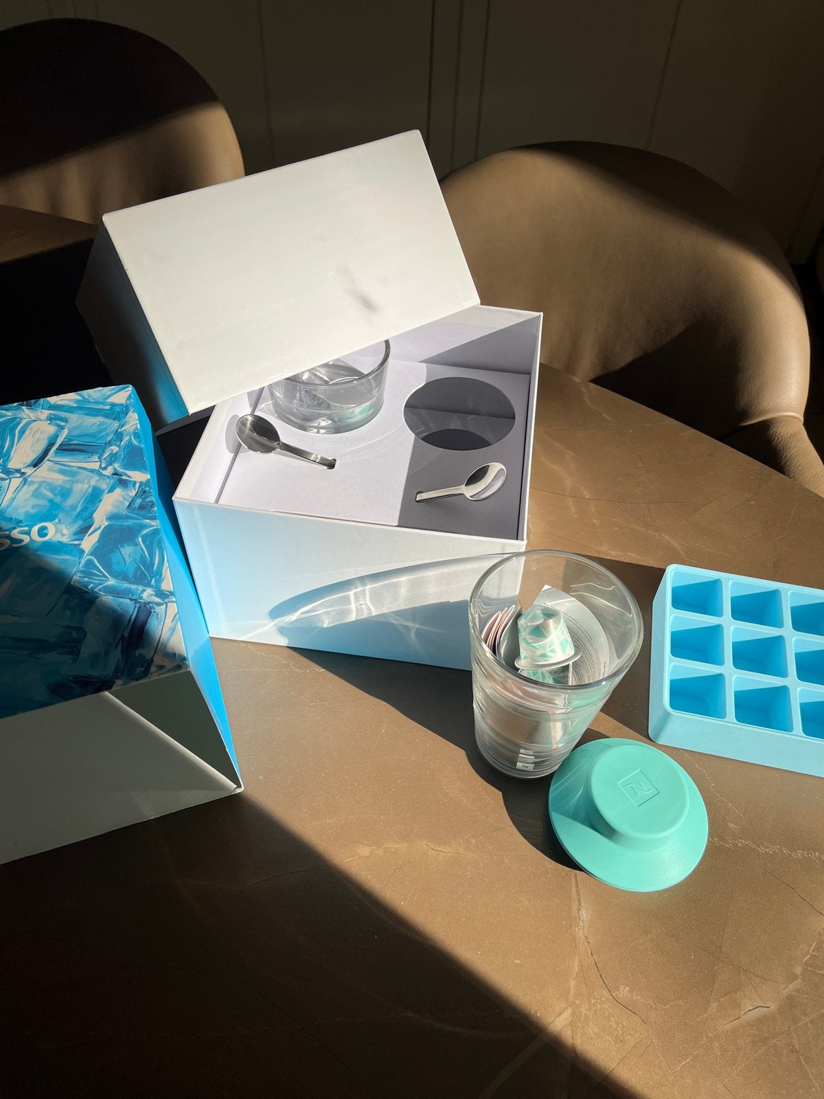 Nespresso Iced Summer Set - Glazen, lepels en ijsblokjesvorm, Koffiepads en cups, Overige modellen, Nieuw, Ophalen of Verzenden