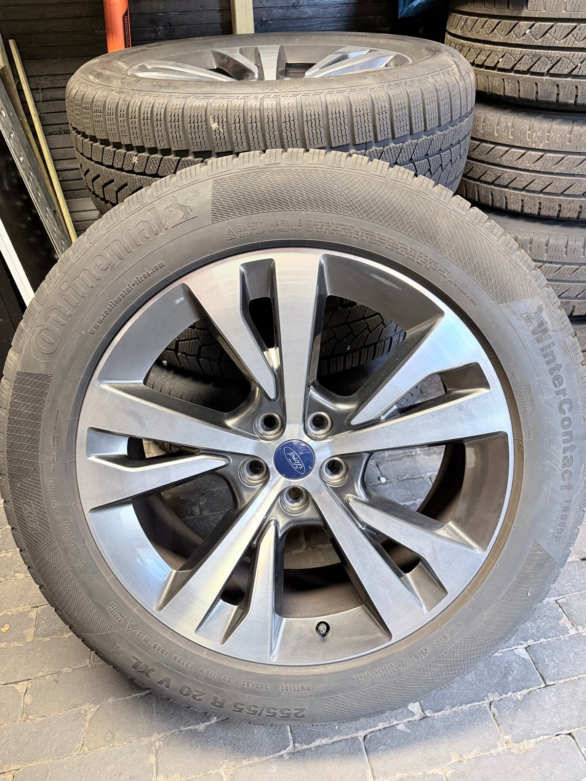Winterset Ford Explorer PHEV met Continental 255/55R20, Ophalen, Gebruikt, 255 mm, Banden en Velgen