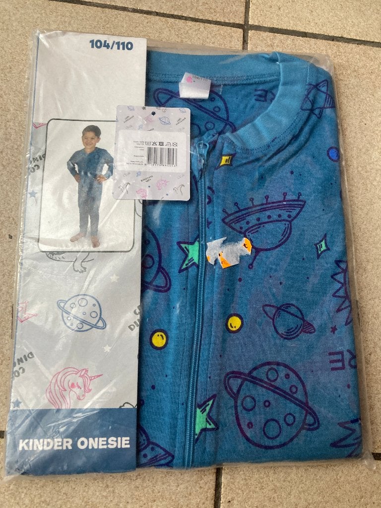 Nieuwe Onesie ' planeten ' Maat 104 / 110, Ophalen of Verzenden, Nieuw, Jongen of Meisje, Nacht- of Onderkleding