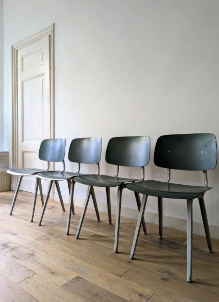 Vier Vintage Revolt Stoelen van Friso Kramer, Huis en Inrichting, Stoelen, Gebruikt, Vier, Kunststof, Metaal, Grijs, Ophalen