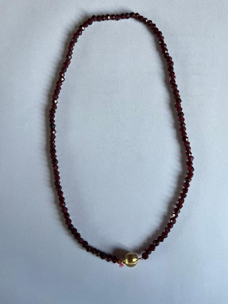 antieke granaat kralen ketting met gouden slot, Overige materialen, Gebruikt, Ophalen of Verzenden, Met edelsteen