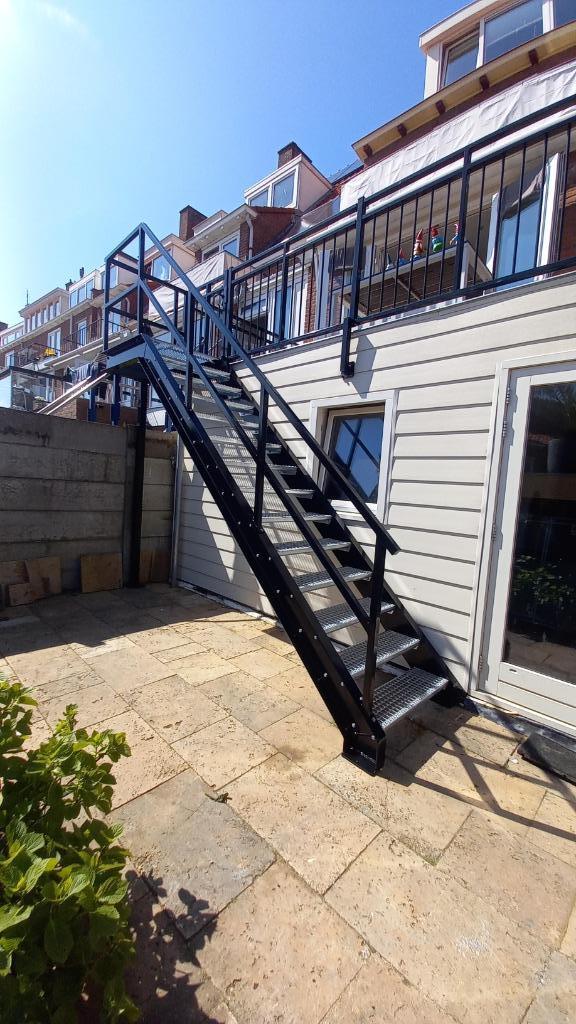Trap op maat hardhout staal buitentrap bordes steektrap