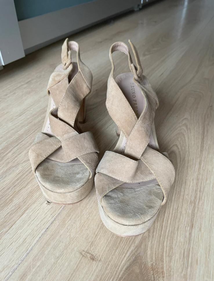 Bruno Premi mooie sandalen met plateauzool beige suede 38, Beige, Zo goed als nieuw, Sandalen of Muiltjes, Ophalen of Verzenden