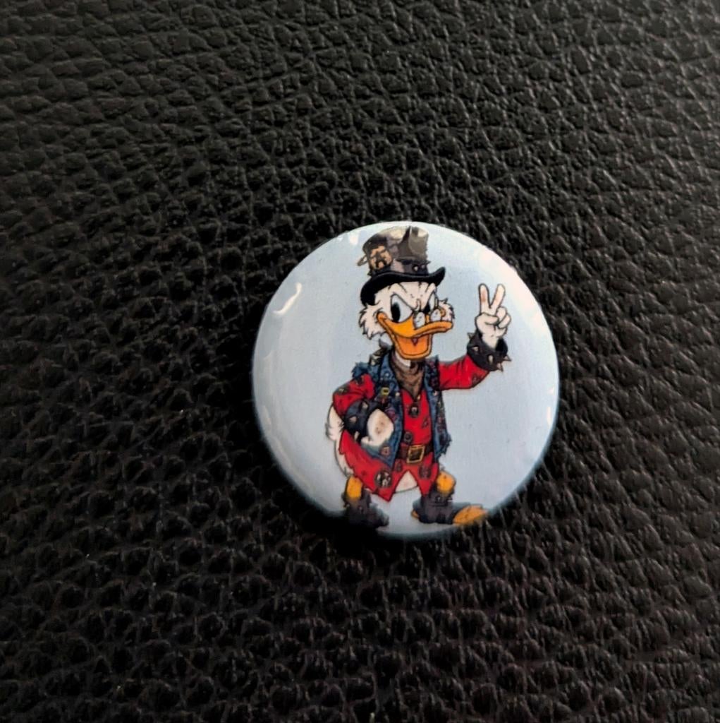 Cartoon Duck Pin/Button 25mm Disney Punk Dagobert Duck, Verzamelen, Speldjes, Pins en Buttons, Nieuw, Button, Figuurtje, Ophalen of Verzenden