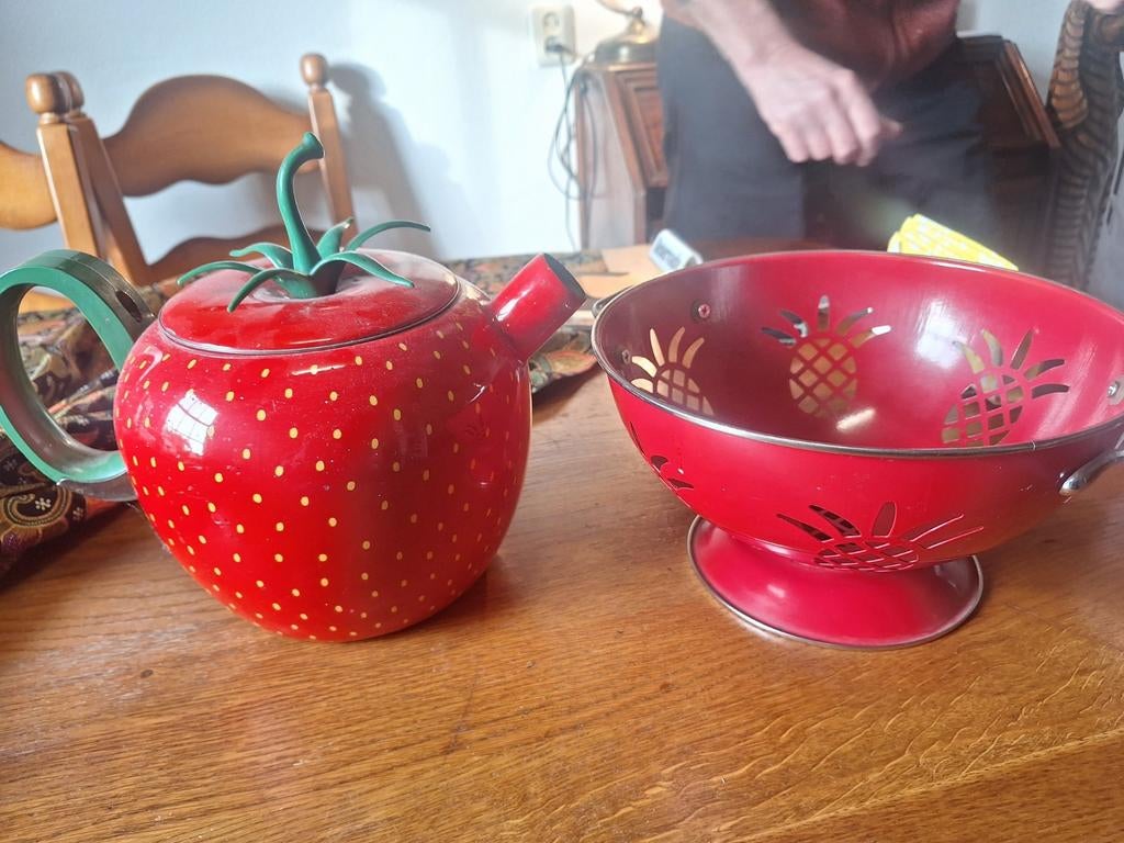 Aarbei theepot en ananas vergiet, Ophalen