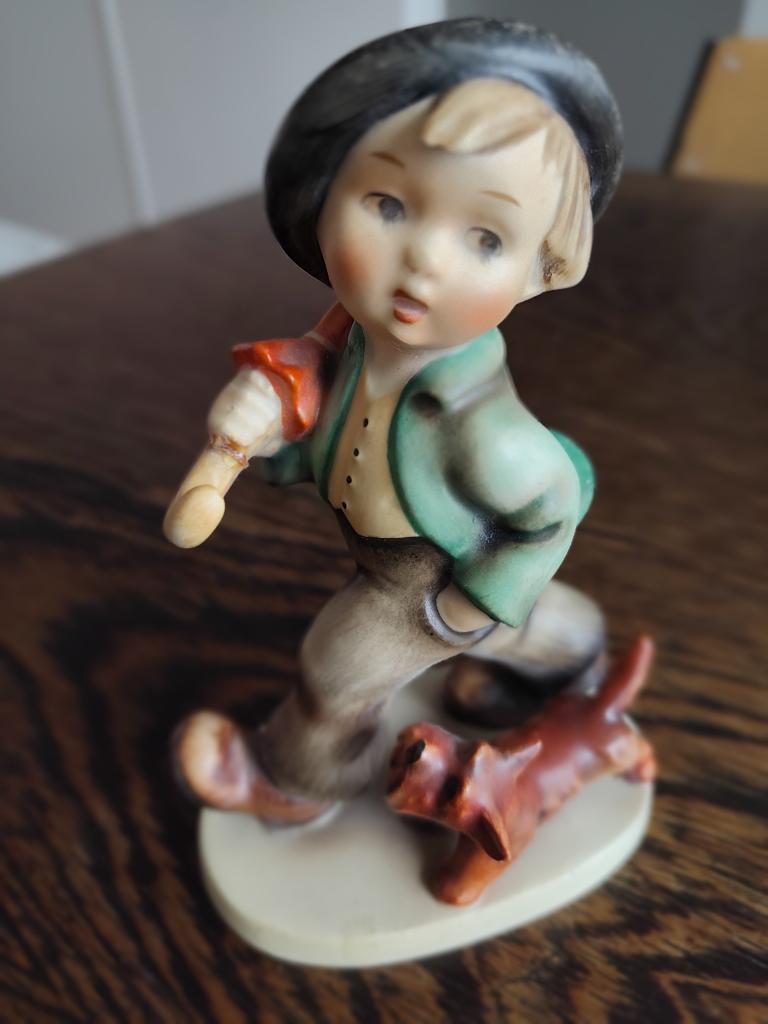 Hümmel / Hummel, Goebel, jongen wandelen, paraplu en hondje, Verzamelen, Beelden en Beeldjes, Gebruikt, Hummel, Ophalen