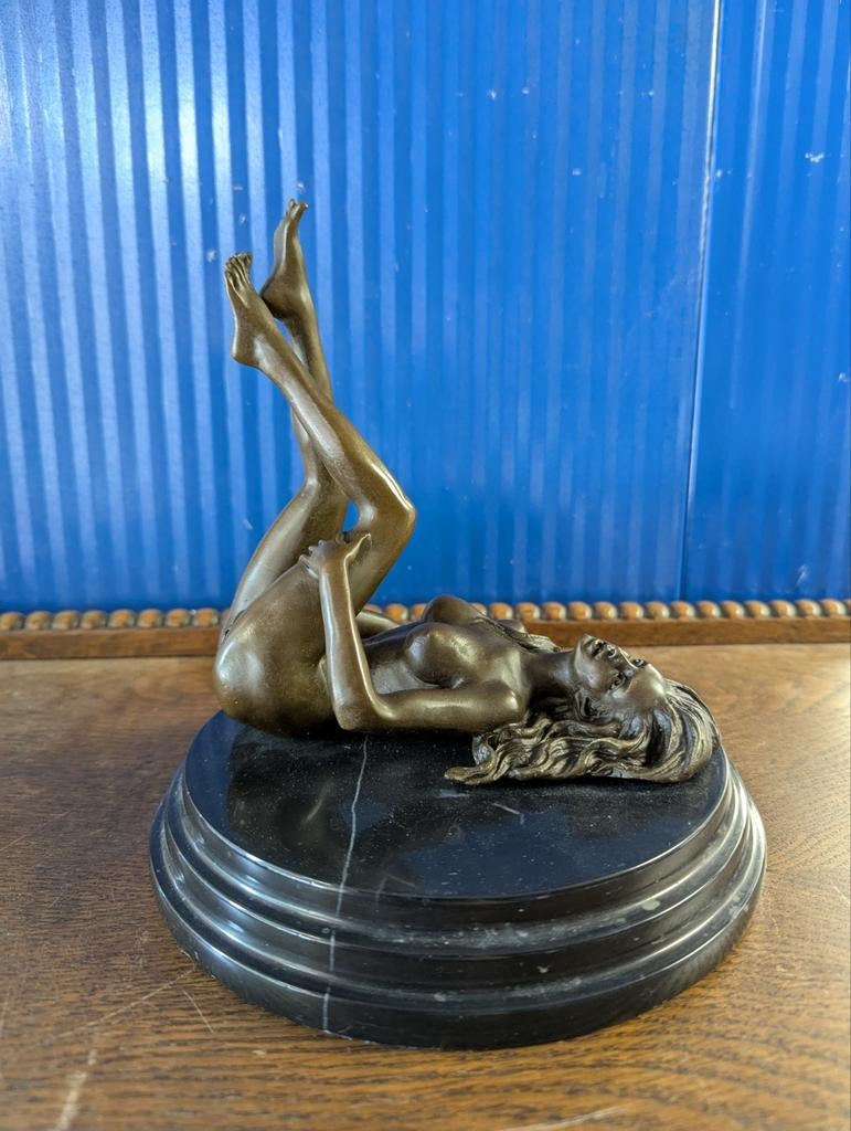 Bronzen beeld van naakte vrouw . Gedetailleerde . Gesigneerd, Ophalen of Verzenden