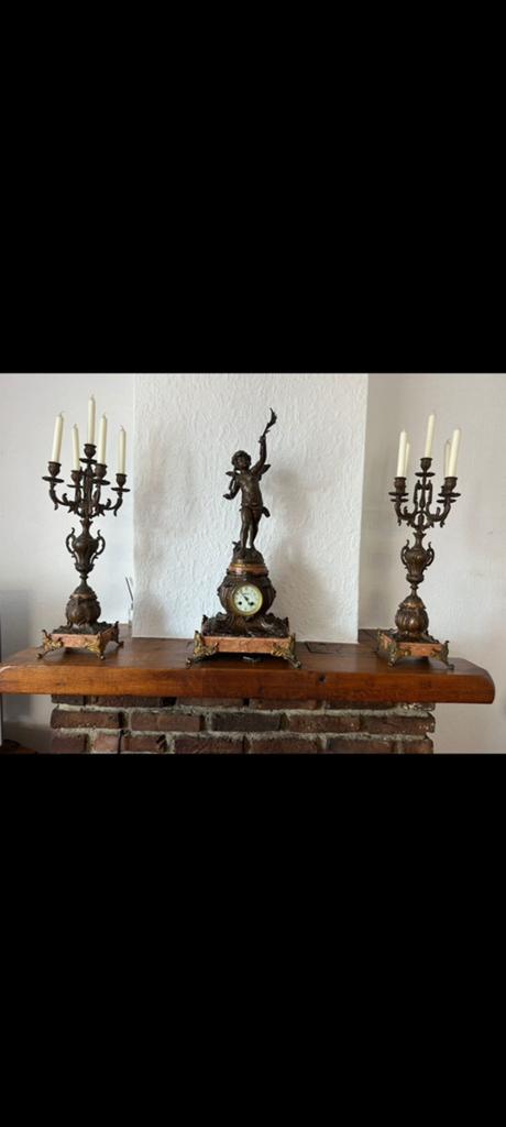 Schouw stel met klok en kandelaars Triomphe par aug Moreau, Antiek en Kunst, Ophalen, Koper of Brons