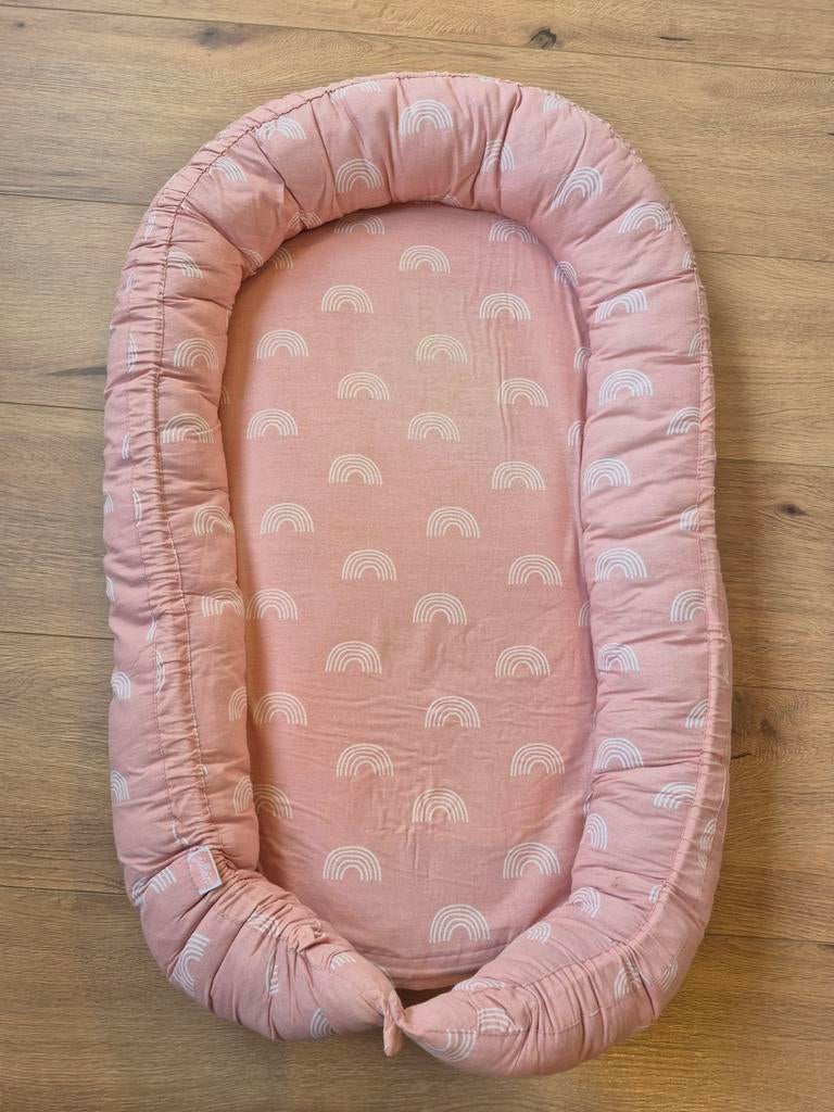 Jolein baby nestje roze met regenbogen print, Ophalen, Gebruikt, Overige typen