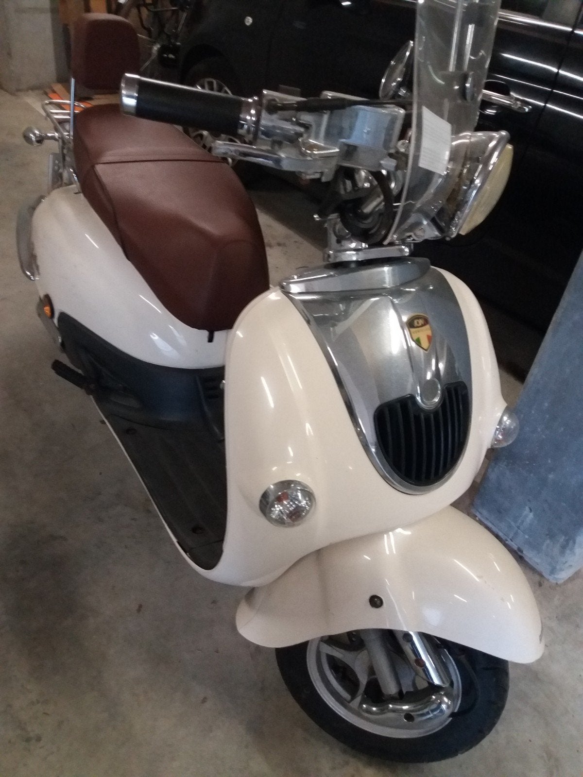 Bella scooter - Crème met bruin zadel, Fietsen en Brommers, Ophalen, Gebruikt, Benzine, Overige merken