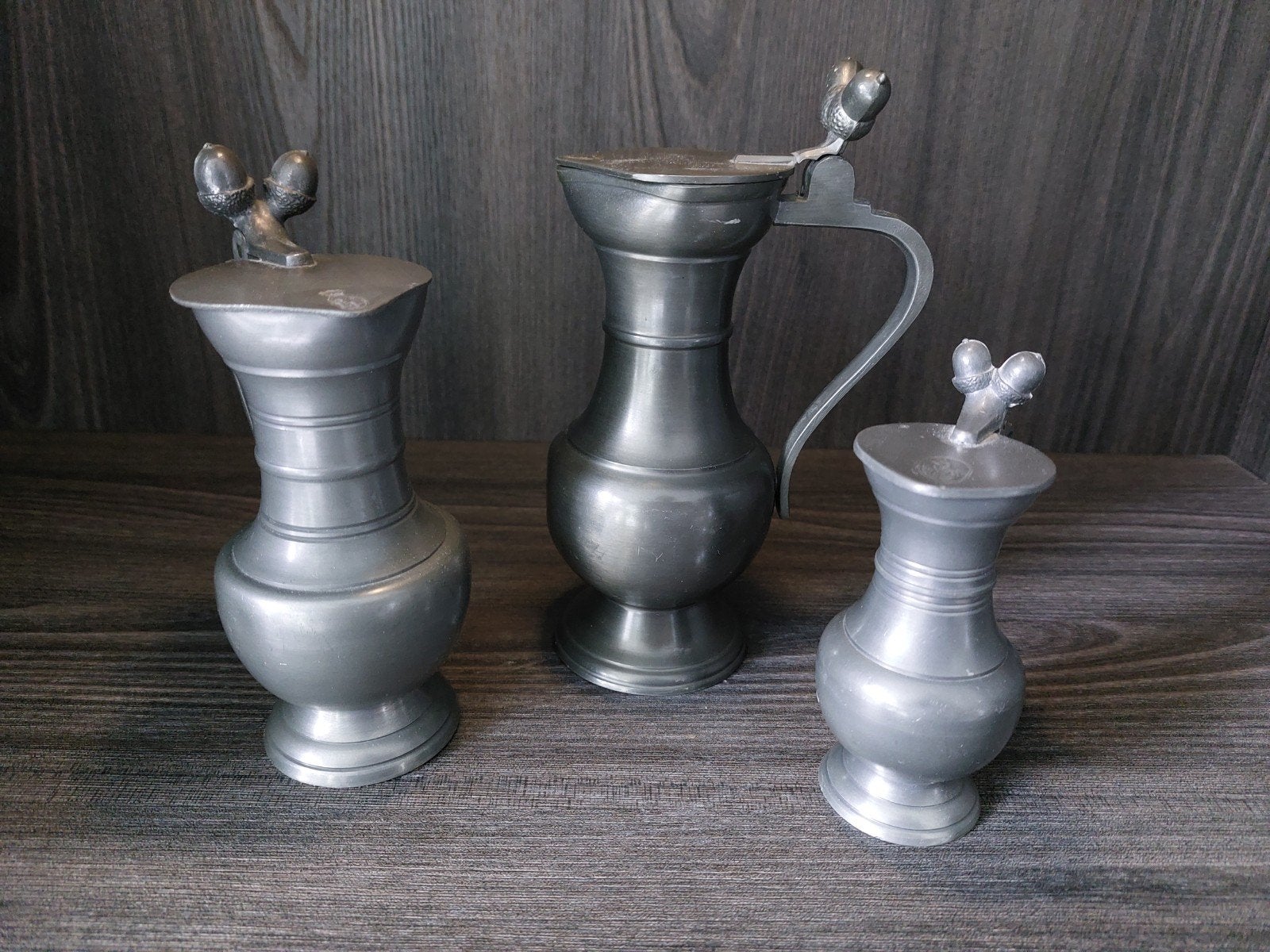 Antieke tinnen kannen set met eikel details, Ophalen