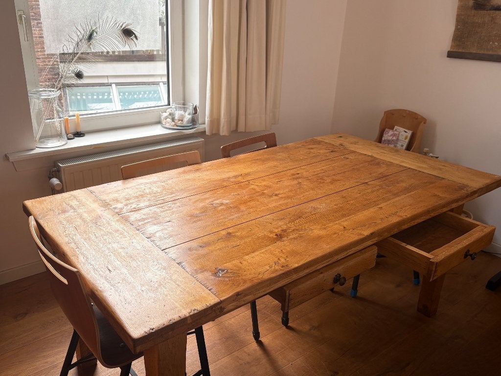 Foto 4 van Robuuste eikenhouten eettafel met lades