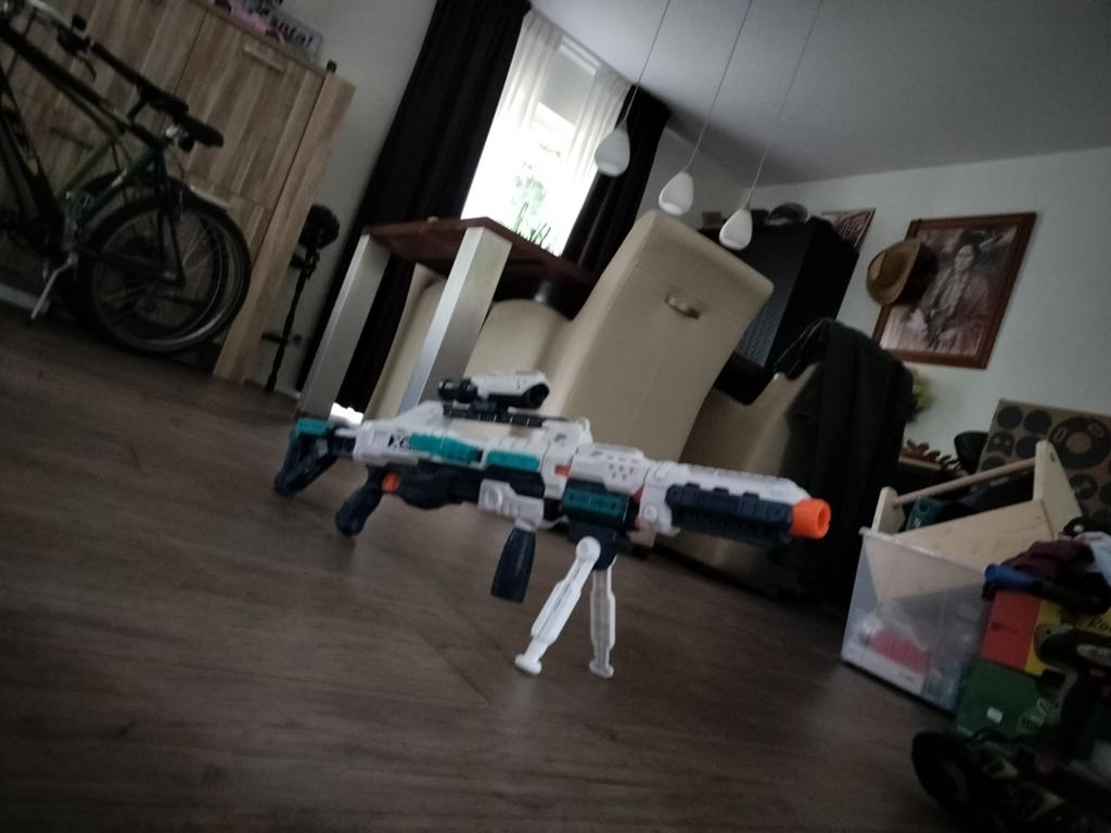 Nerf geweer met extra pijlen en standaart zo goed als nieuw, Ophalen of Verzenden, Gebruikt, Jongen of Meisje