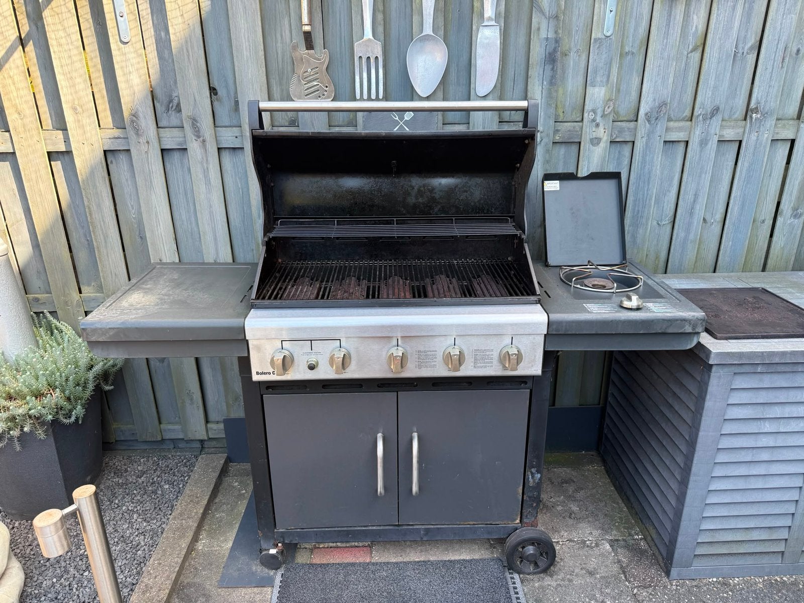 GRATIS; GASBARBECUE Bolero 5 branders en 1 zijbrander, Ophalen, Gebruikt