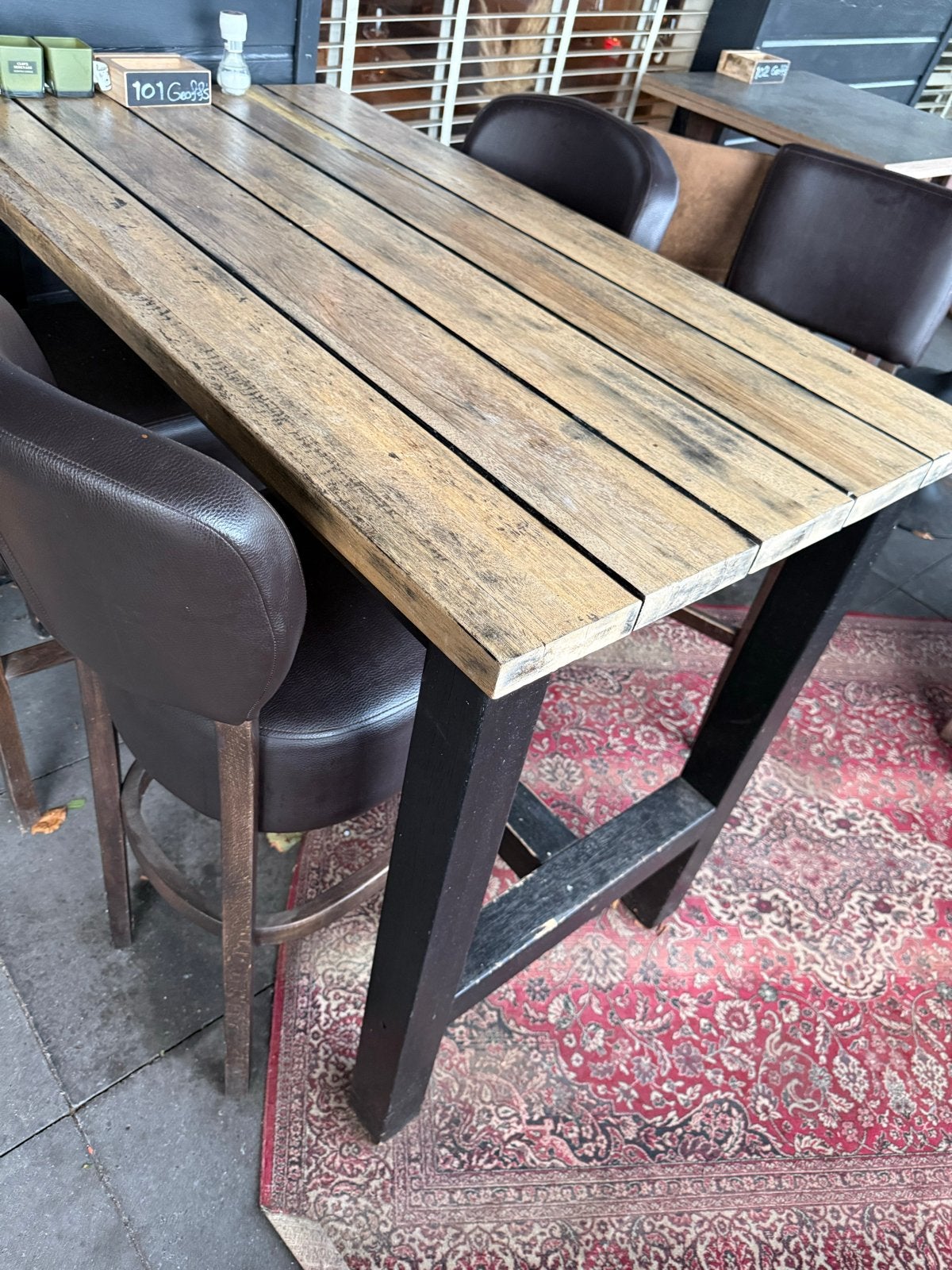 Hoge zware tafel met 4 stevige barkrukken, Ophalen, Gebruikt, Inclusief barstoelen