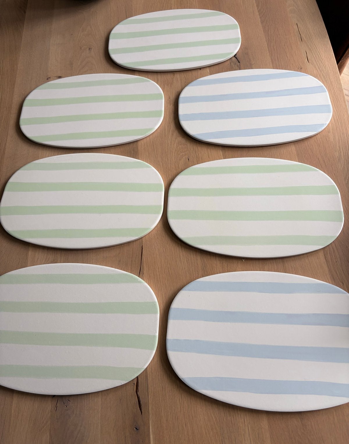 7 decoratieve keramieken borden met strepen, Porselein of Keramiek, Overige typen, Ophalen of Verzenden, Zo goed als nieuw