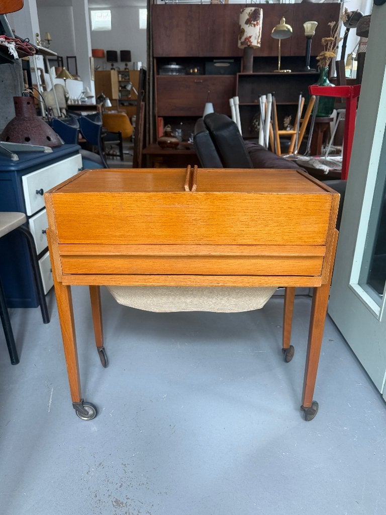 Midcentury naaikastje, vintage Deens design fourniturenkast, Huis en Inrichting, Ophalen, Gebruikt, -, -
