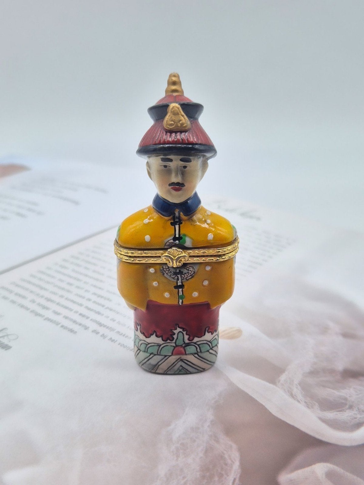 Antiek Chinees porseleinen beeldje - zittende keizer, Antiek en Kunst, Antiek | Porselein, Ophalen of Verzenden