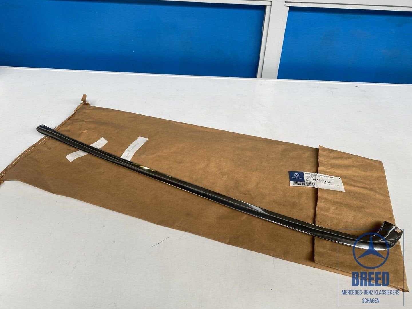 NOS sierlijst links achterbumper voor Mercedes-Benz W124 C12, Auto-onderdelen, Carrosserie en Plaatwerk, Mercedes-Benz, Nieuw