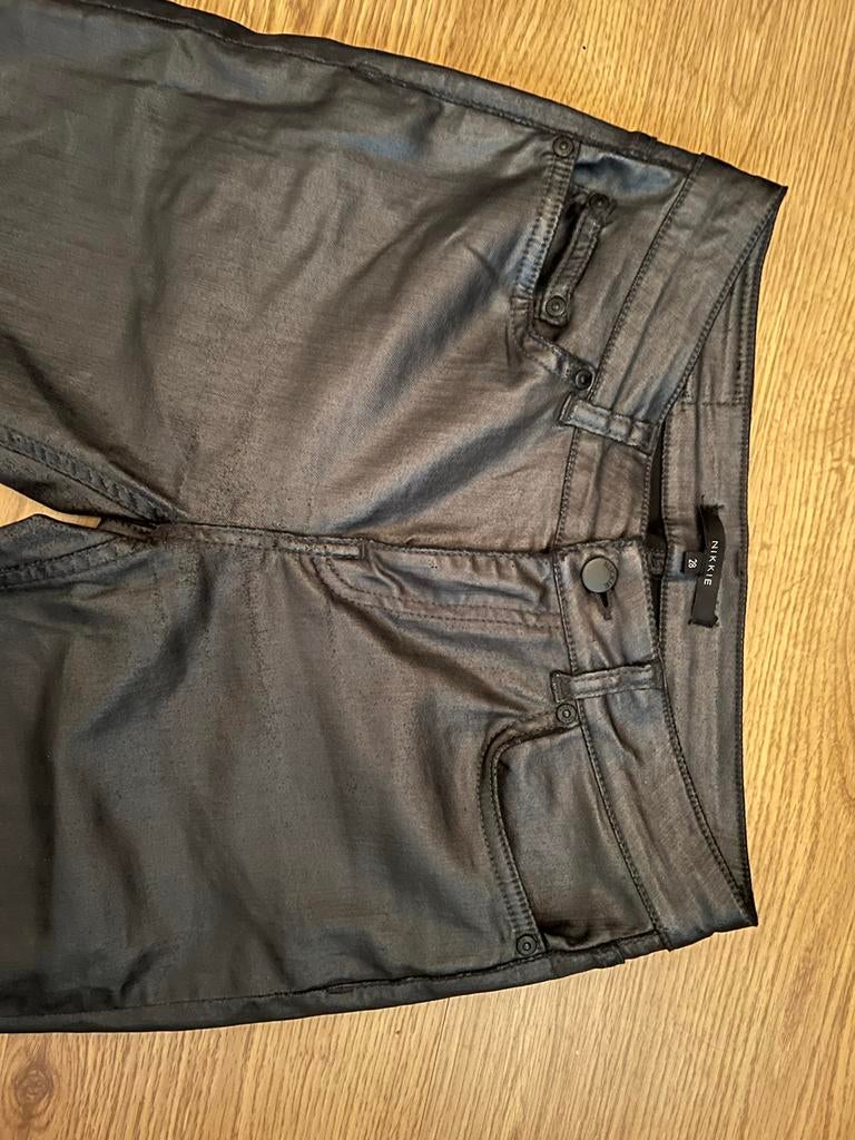 Nikkie Coated Jeans Maat 27 (vergelijkbaar met S), Zwart, Ophalen of Verzenden, Zo goed als nieuw, Maat 36 (S)