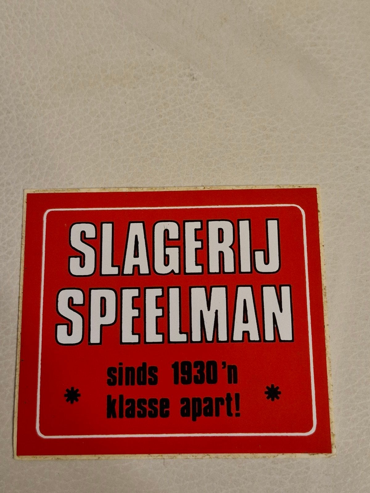 8721 Vintage sticker Slagerij Speelman sinds 1930, Ophalen of Verzenden, Gebruikt, Bedrijf of Vereniging