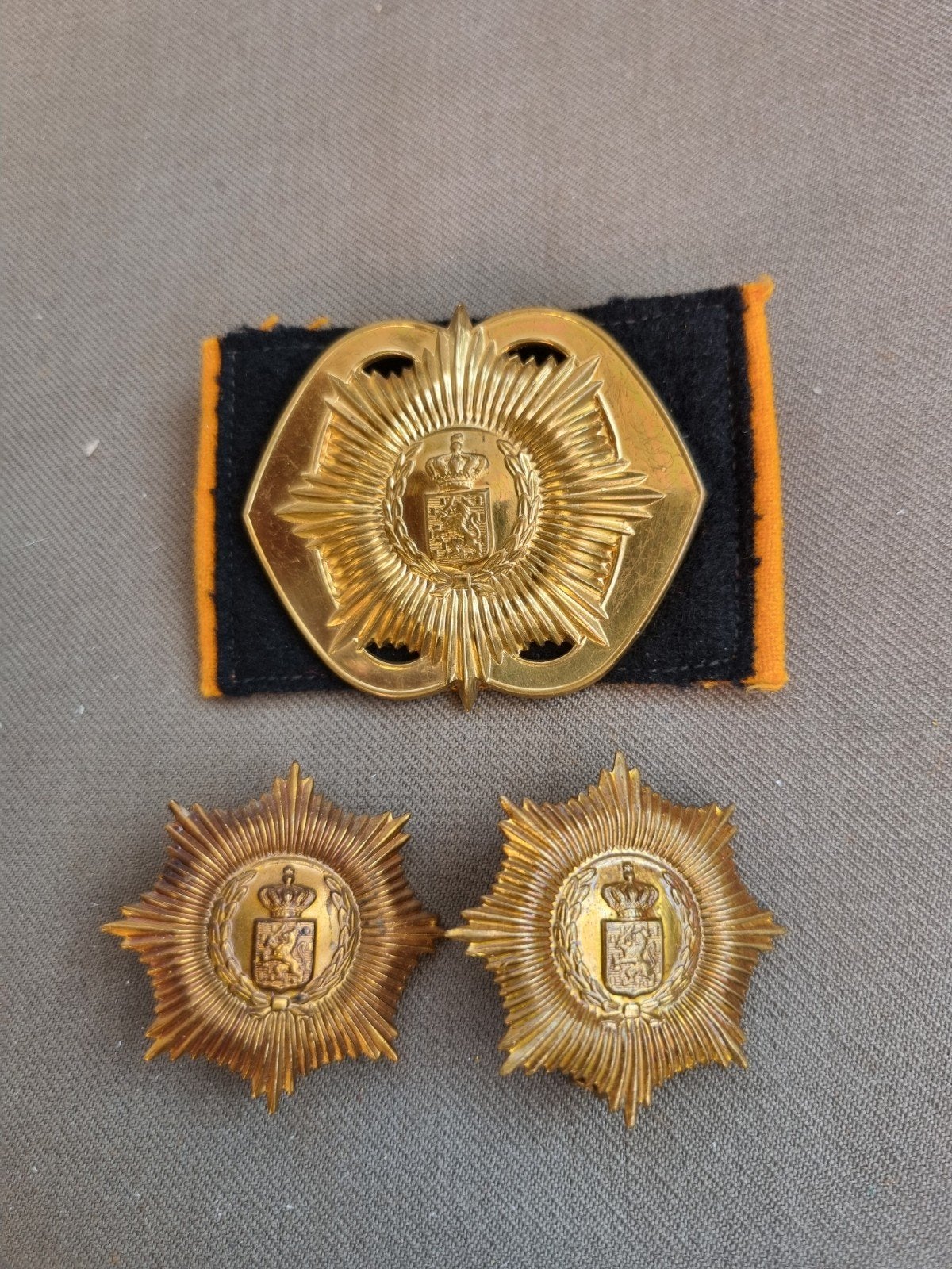 baret en schouderemblemen Regiment van Heutsz (oogjes), Verzamelen, Militaria | Algemeen, Ophalen of Verzenden, Landmacht, Nederland