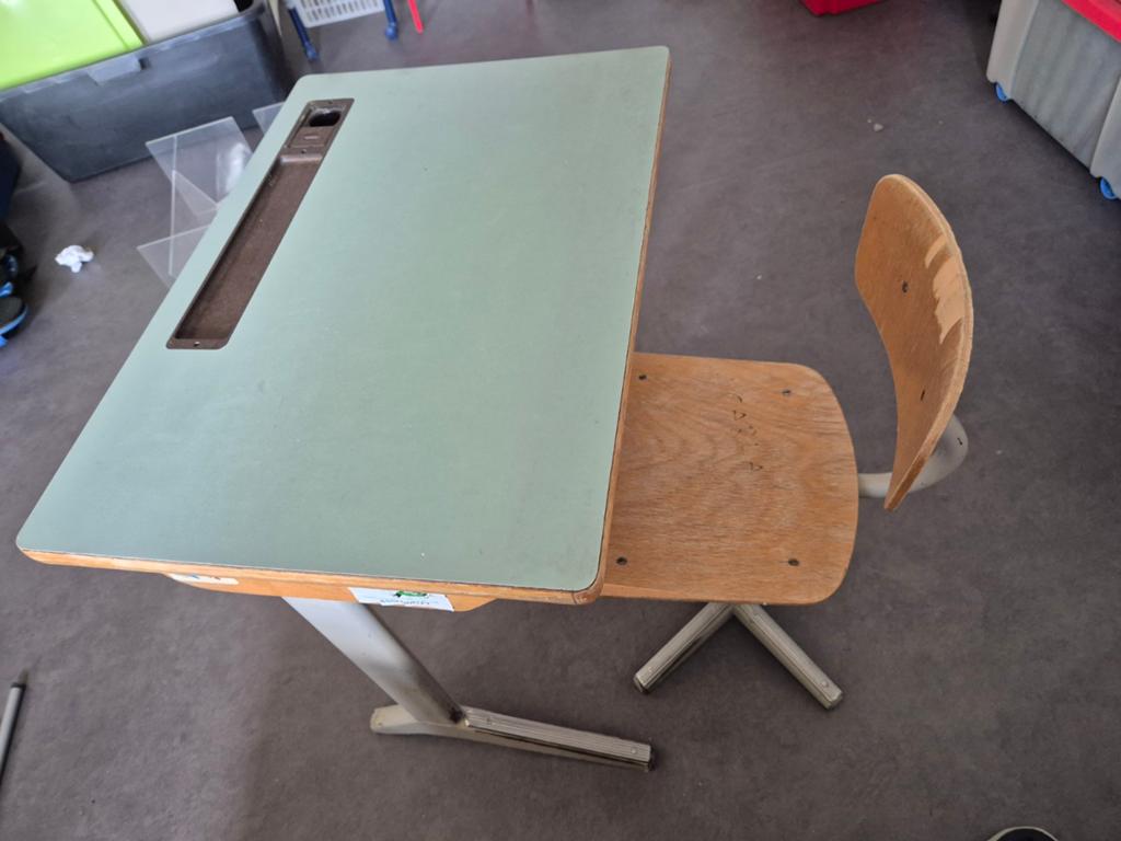 Vintage schoolbankje met stoel - nostalgisch design, Antiek en Kunst, Antiek | Meubels | Stoelen en Banken, Ophalen of Verzenden