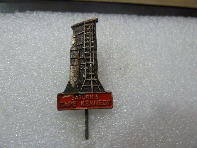 Vintage Saturn V Cape Kennedy Speldje, Ophalen of Verzenden, Gebruikt, Overige onderwerpen, Speldje of Pin