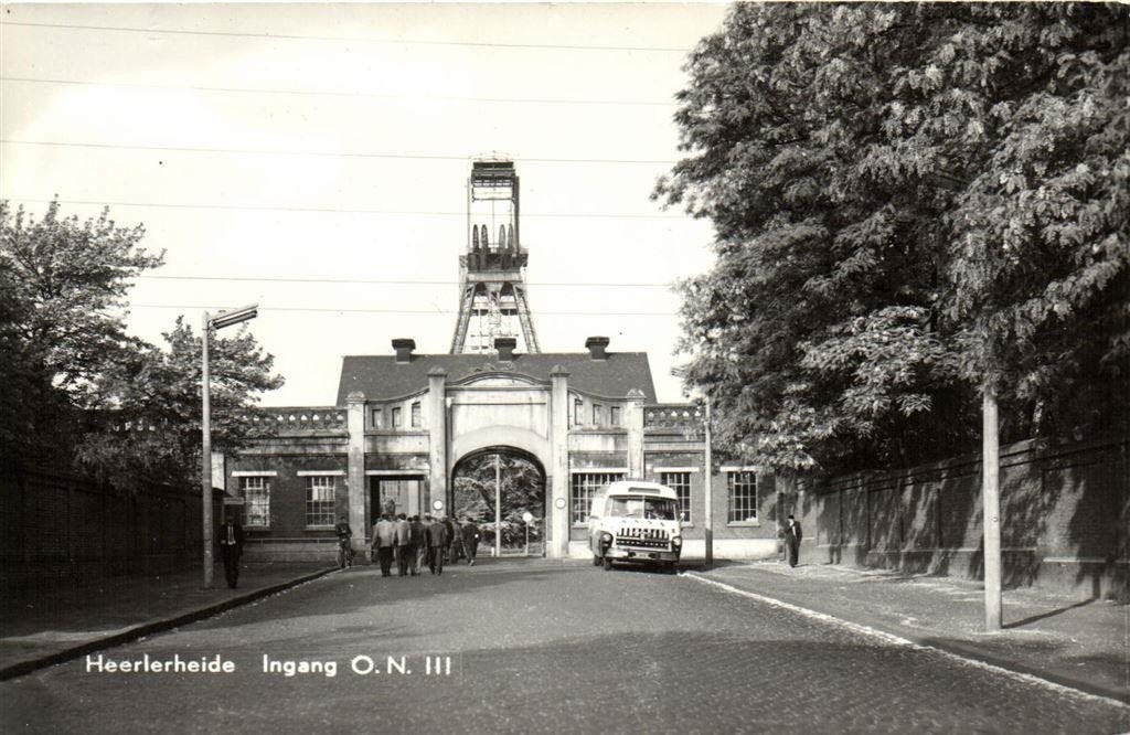 Heerlerheide - Ingang O.N. III - bus volk - ongelopen, Verzenden, 1940 tot 1960, Ongelopen, Noord-Brabant