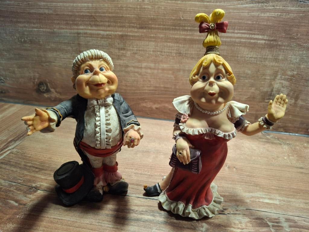 Beeldjes set: Man en Vrouw in klassieke kleding, Ophalen