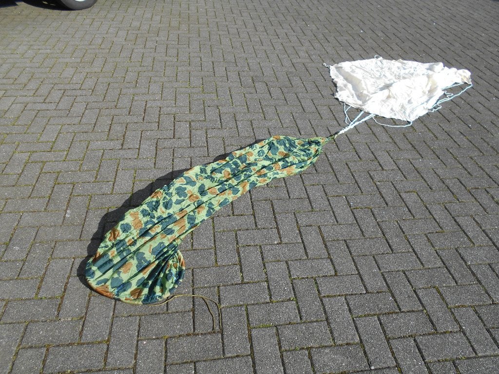 Parachute 1,70 M doorsnee leger parashute (meerdere), Verzamelen, Militaria | Algemeen, Ophalen of Verzenden, Landmacht, Overige gebieden