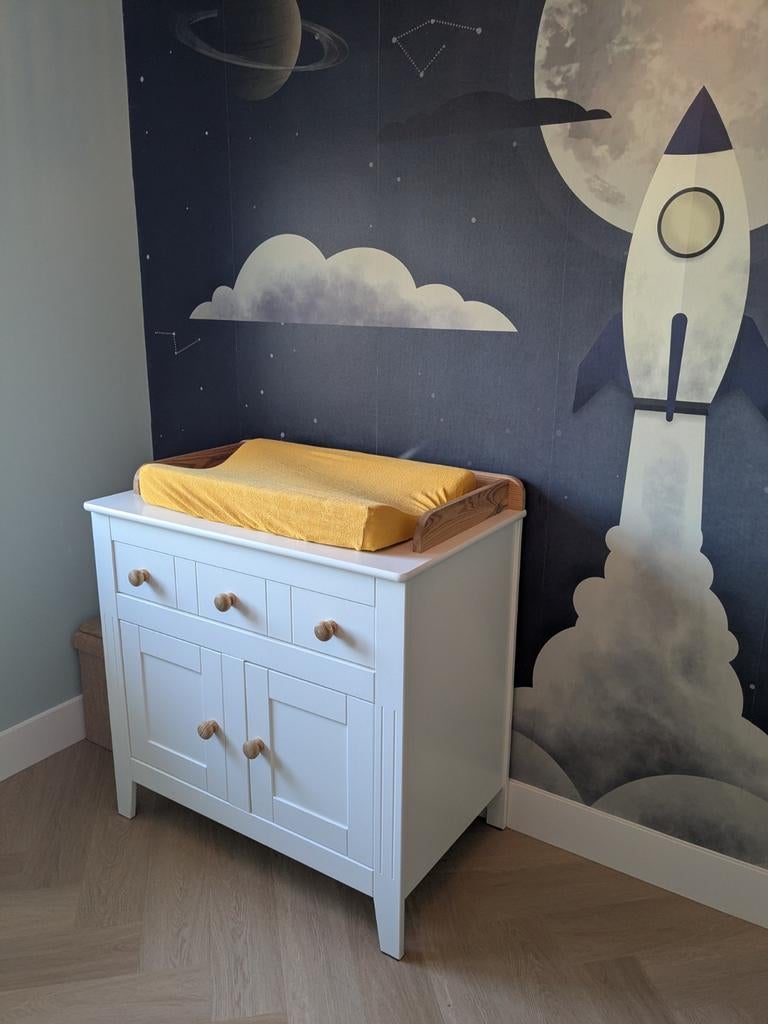 Mooie commode wit  hout met eikenhouten details incl.kussen, Ophalen, Zo goed als nieuw, Jongetje of Meisje