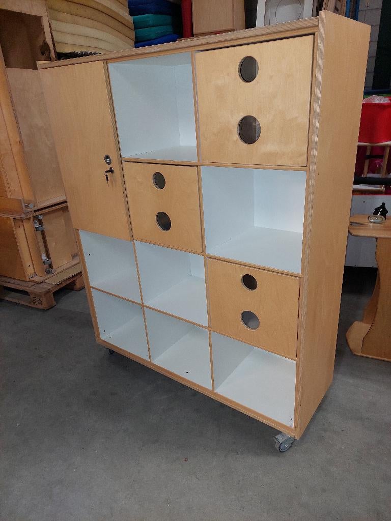 De Esdoorn KDV-kast / leidsterkast met vakken en bakken, Met deur(en), Ophalen of Verzenden, Zo goed als nieuw, Minder dan 150 cm