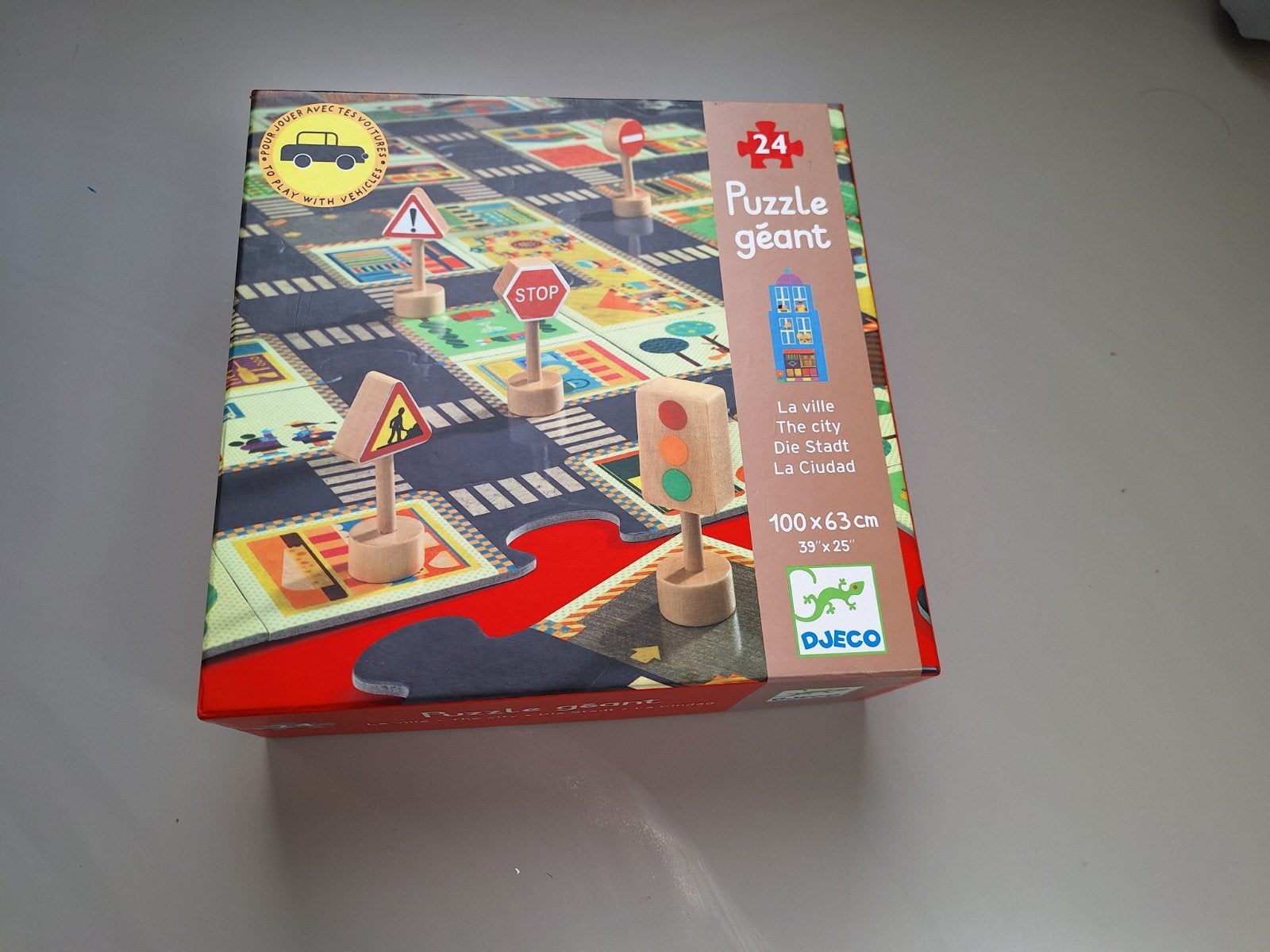Djeco Reuzenpuzzel 'De Stad' met houten verkeersborden, Ophalen, 2 tot 4 jaar, 10 tot 50 stukjes, Zo goed als nieuw
