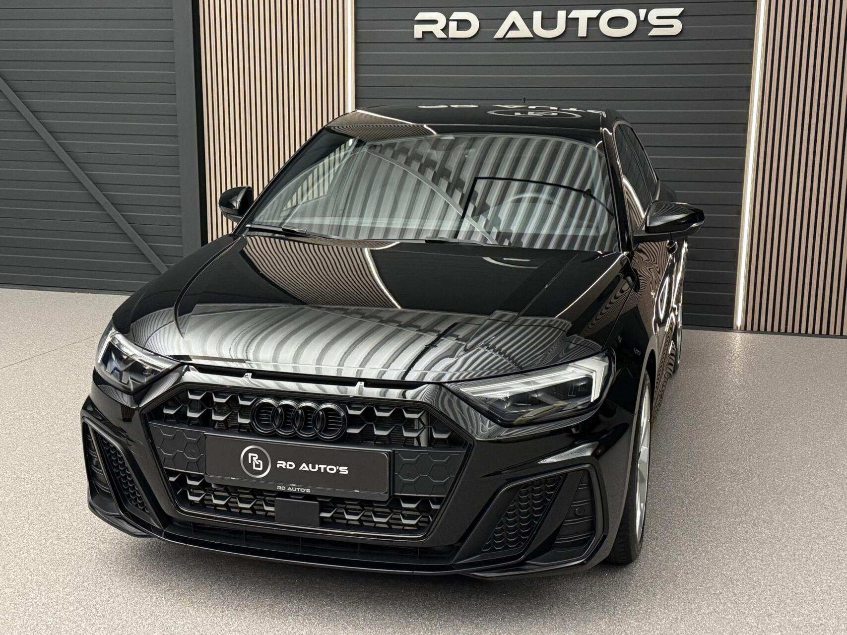 Audi A1 Sportback 40 TFSI/ S-line/ Sfeerverlichting/ SONOS/, Dealer onderhouden, 4 cilinders, 1984 cc, Zwart