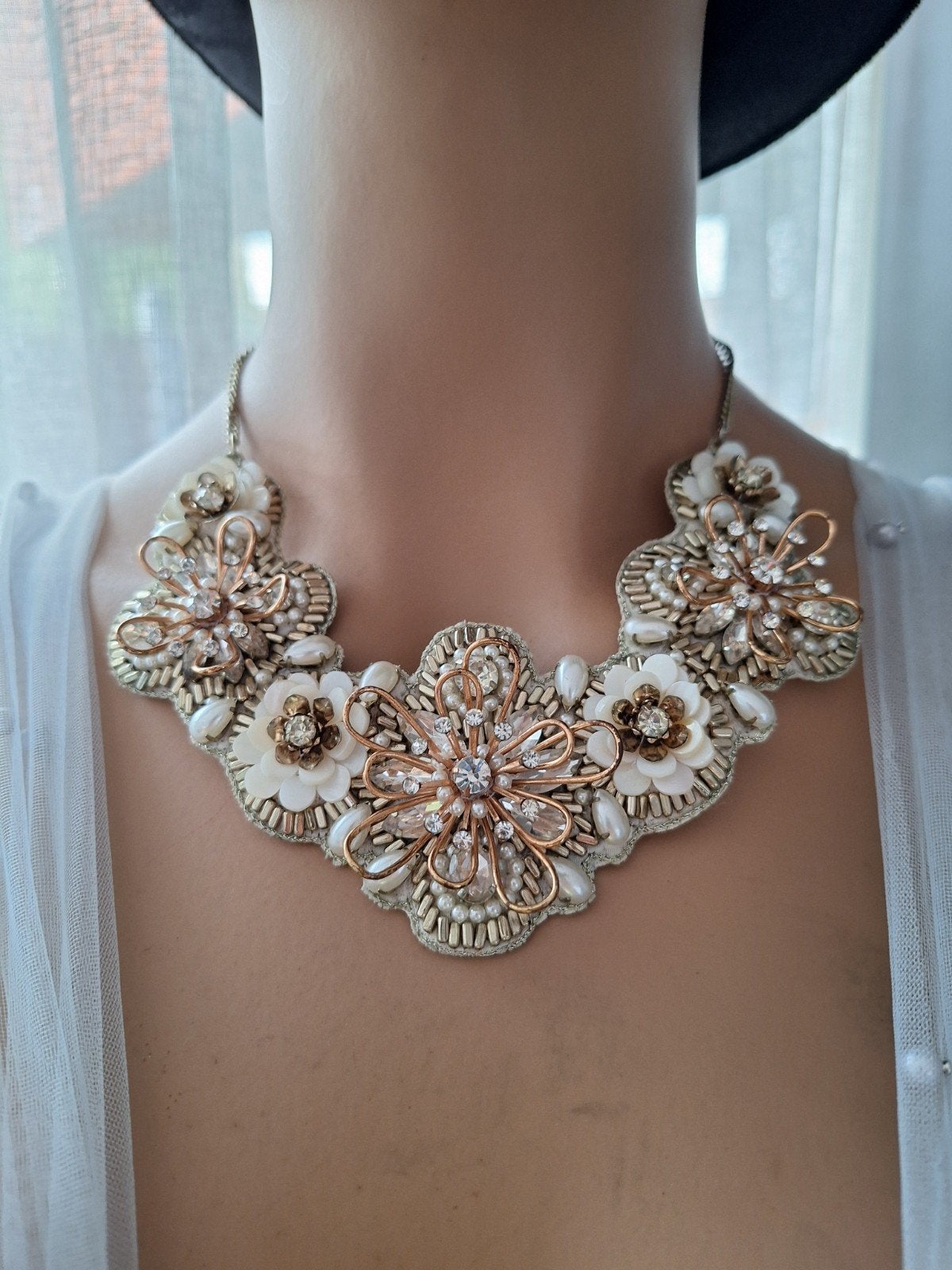 Prachtige handgemaakte statement ketting met bloemen, Met kristal, Overige materialen, Wit, Ophalen of Verzenden