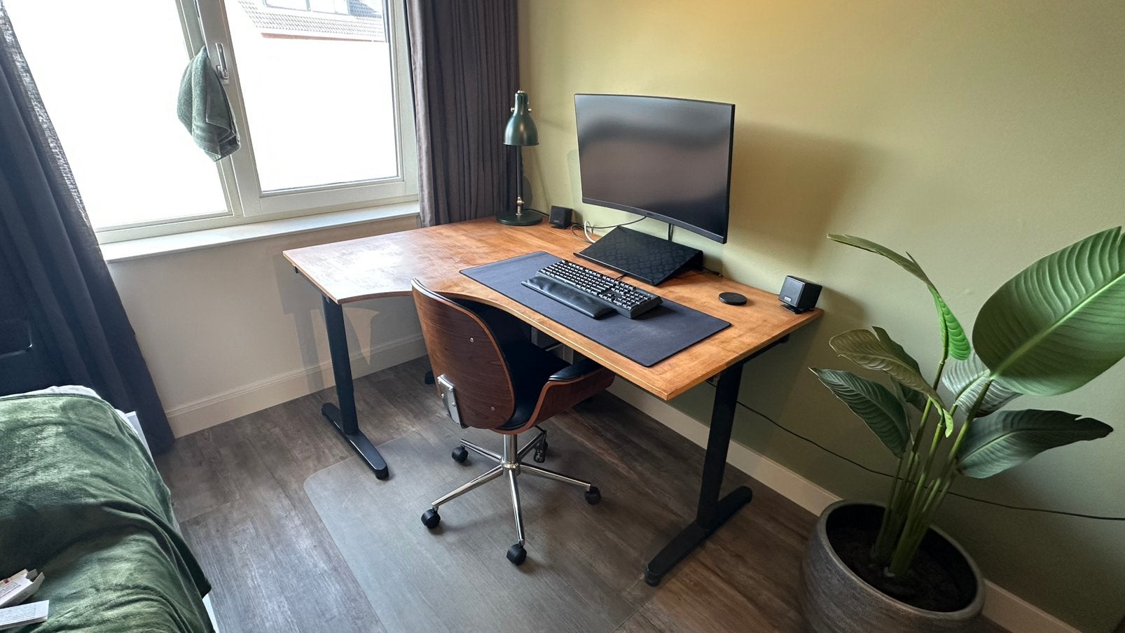 Bureau set met stoel / mag ook zonder stoel worden verkocht