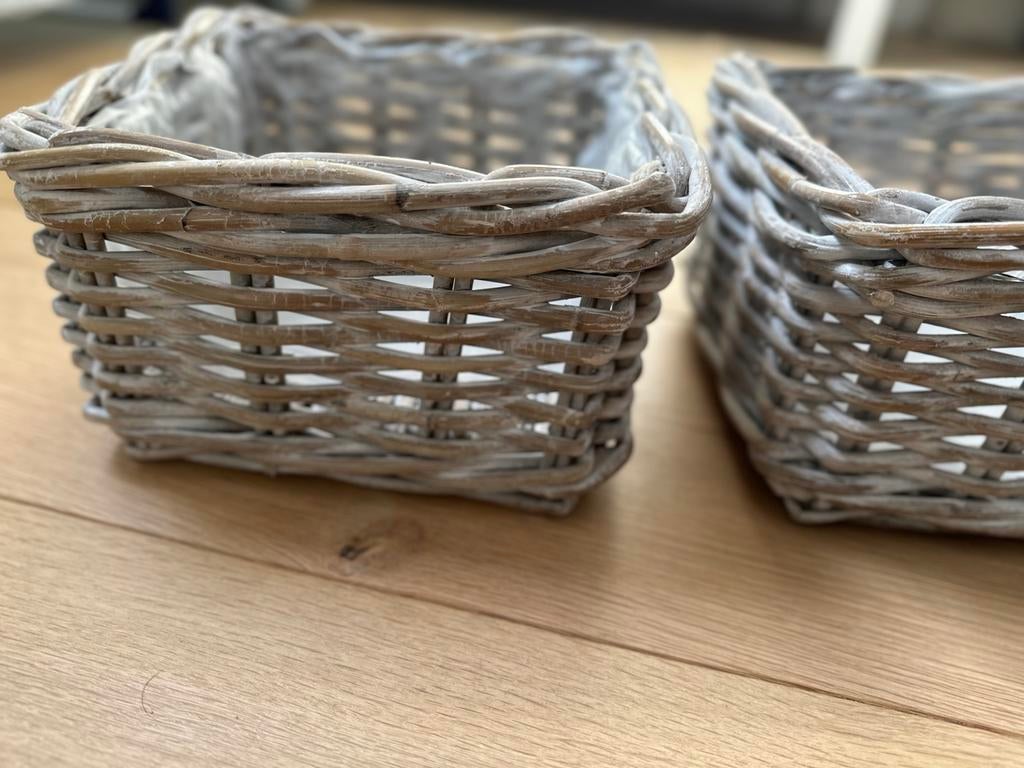 Twee grijze rieten mandjes, Mand, Vierkant, Ophalen of Verzenden, Zo goed als nieuw