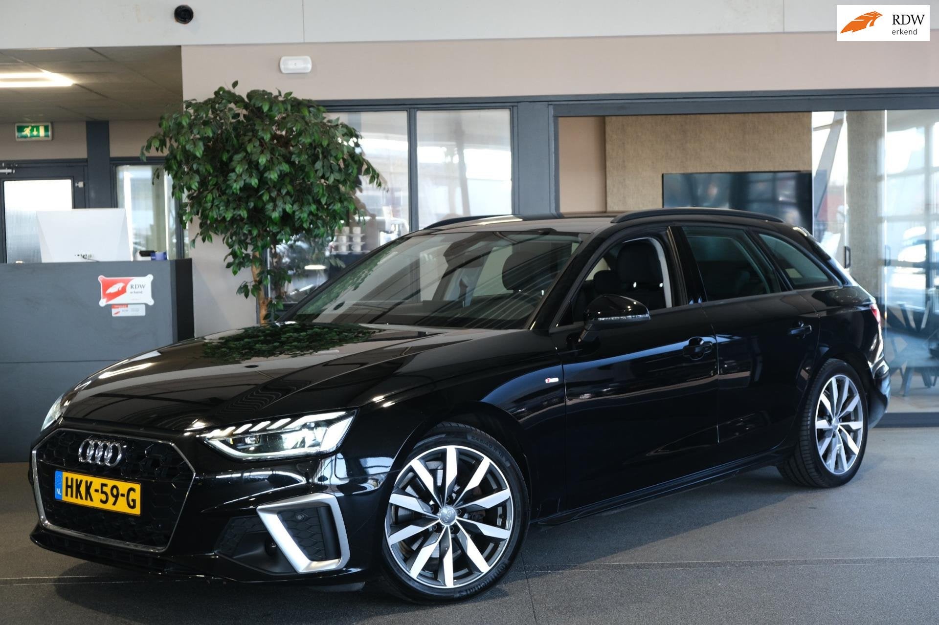 Audi A4 35 TFSI S-line S-tronic 150PK NW Model Navi Viritual, Gebruikt, 4 cilinders, A4, Zwart