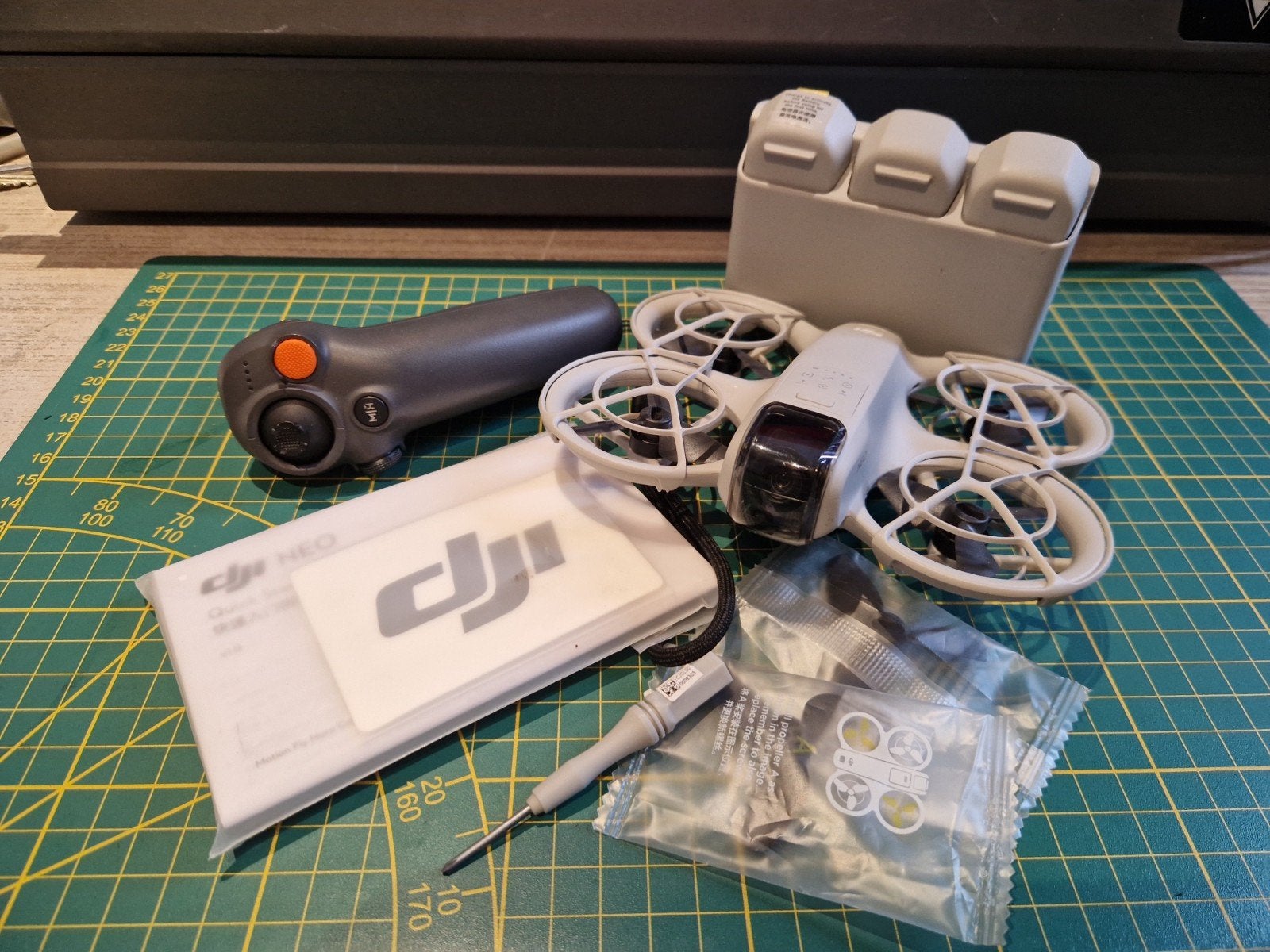 DJI Neo + RC Motion 3 Controller +Professional Grade Lekufee, Audio, Tv en Foto, Drones, Ophalen, Cameradrone, Nieuw, 15 tot 30 minuten