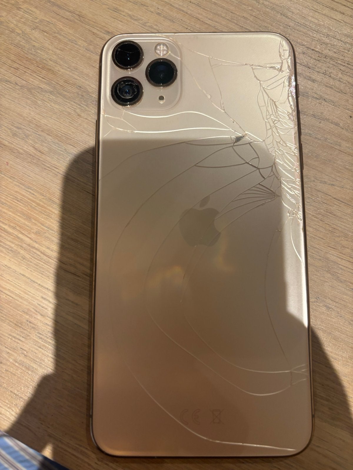 iPhone 11 Pro Max - Gebarsten achterkant, Telecommunicatie, Mobiele telefoons | Apple iPhone, Ophalen of Verzenden, Gebruikt, Goud
