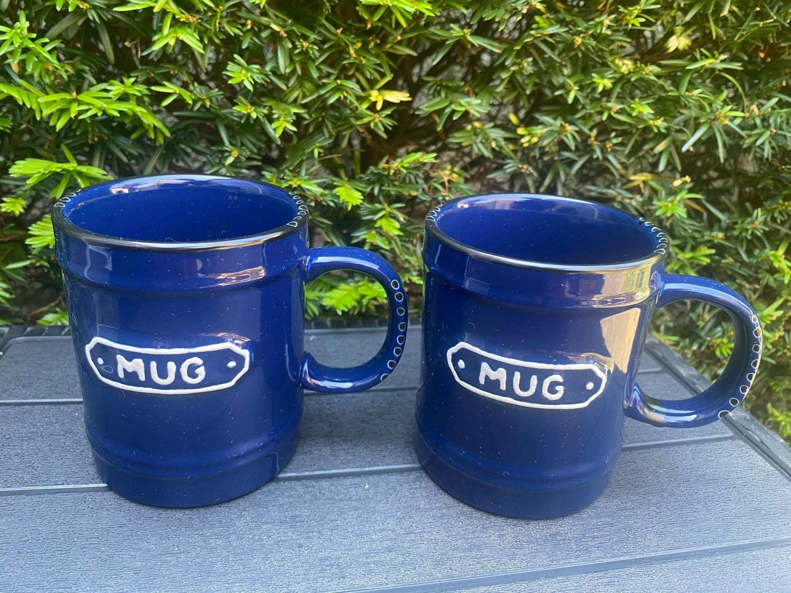 2 Blauwe mokken met de tekst “MUG”. Hoogte 10 cm., Overige materialen, Overige typen, Ophalen of Verzenden, Zo goed als nieuw
