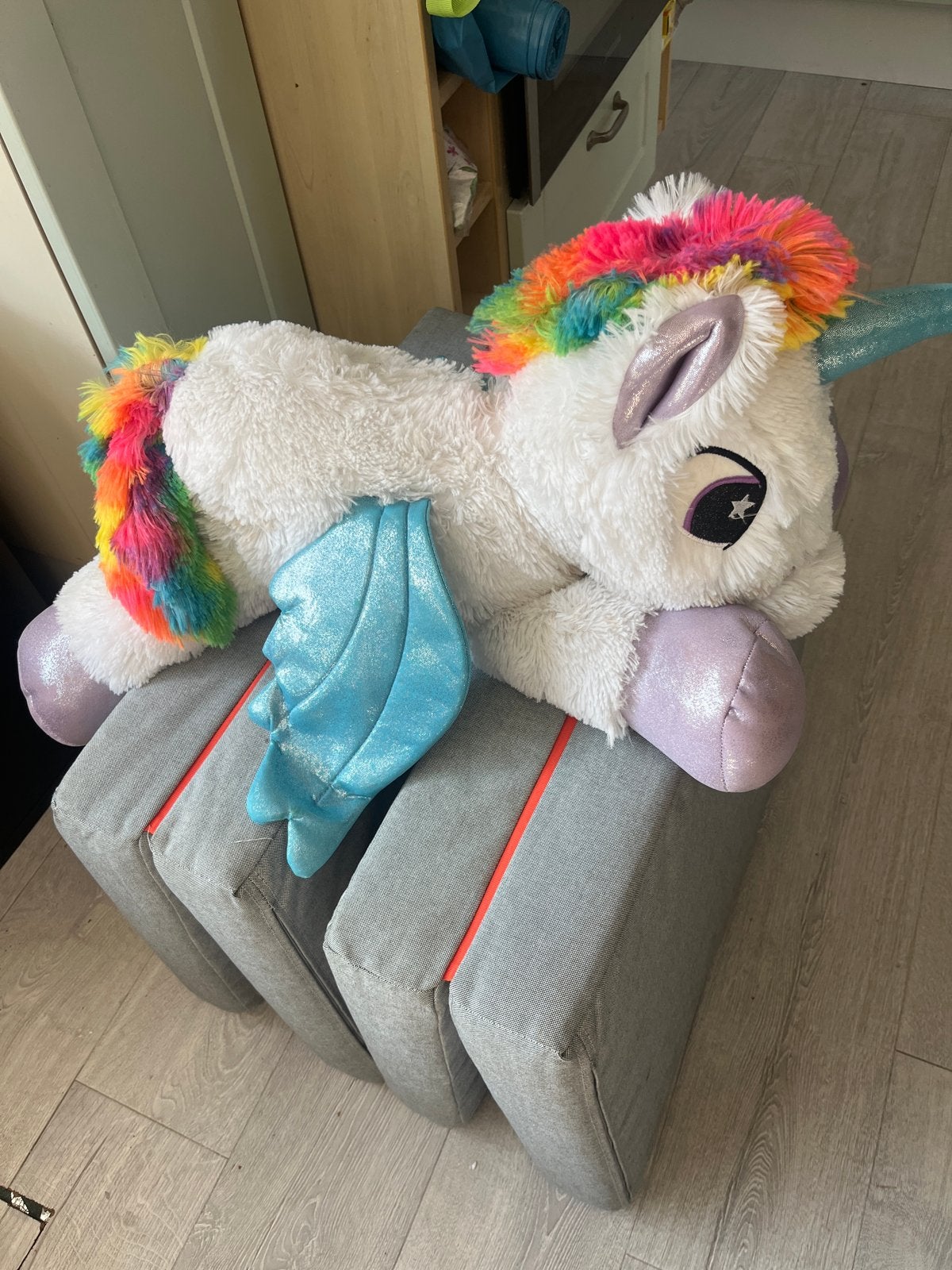 Grote eenhoorn knuffel met regenboog manen en vleugels, Eenhoorn, Ophalen of Verzenden, Zo goed als nieuw, Middelgroot (20 tot 80 cm)