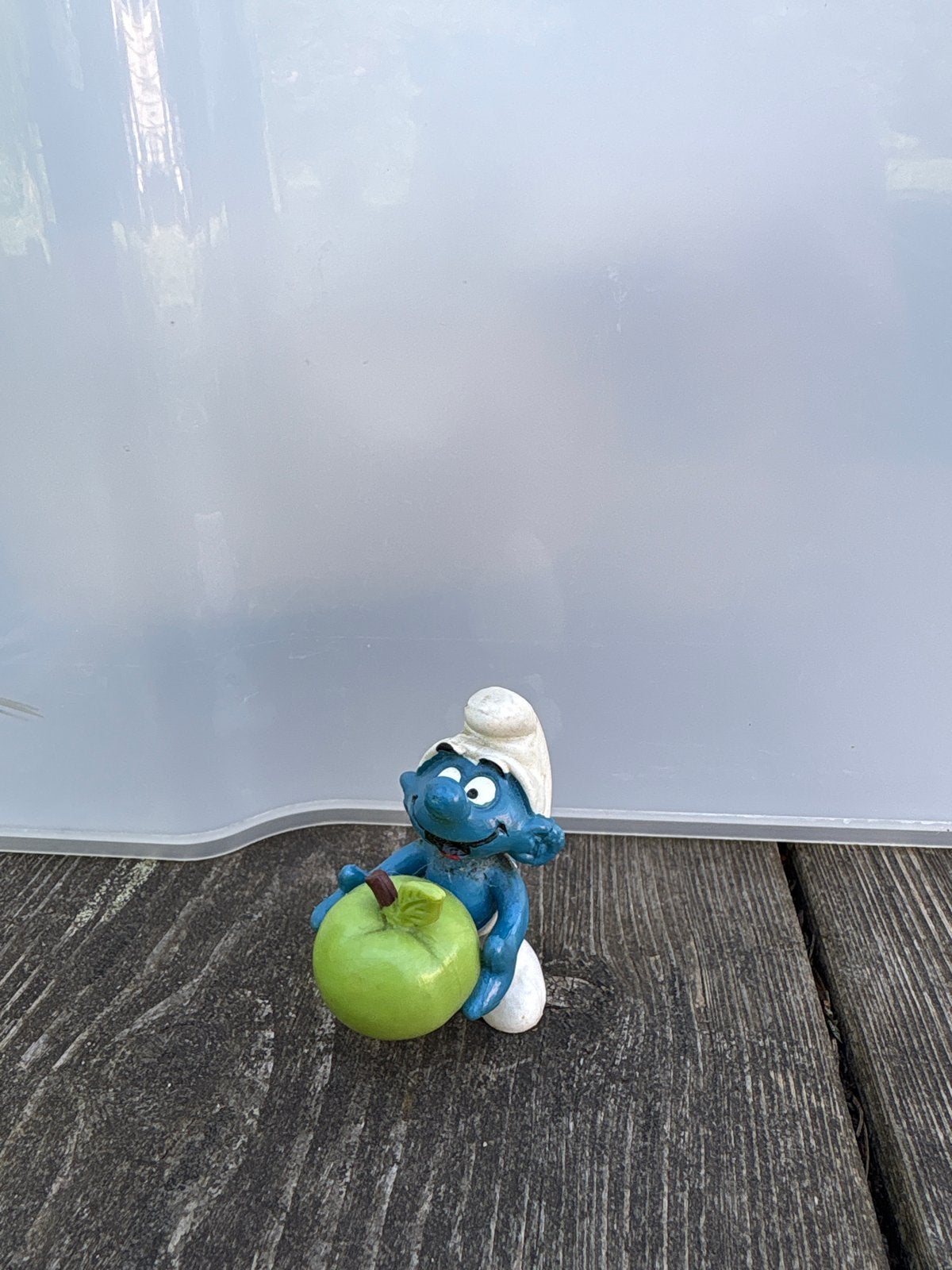 Smurf met appel - Vintage Smurfen figuur, Verzamelen, Ophalen of Verzenden, Gebruikt, Overige Smurfen, Poppetje, Figuurtje of Knuffel