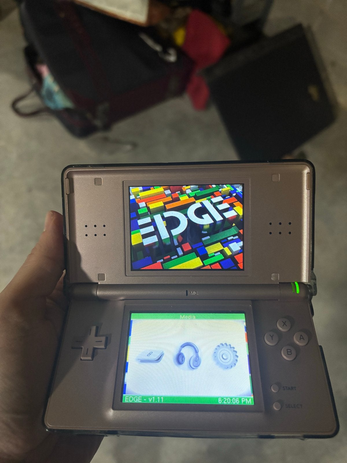 Nintendo DS Lite - Goudkleurig met lader, Spelcomputers en Games, Spelcomputers | Nintendo DS, Ophalen of Verzenden, Gebruikt