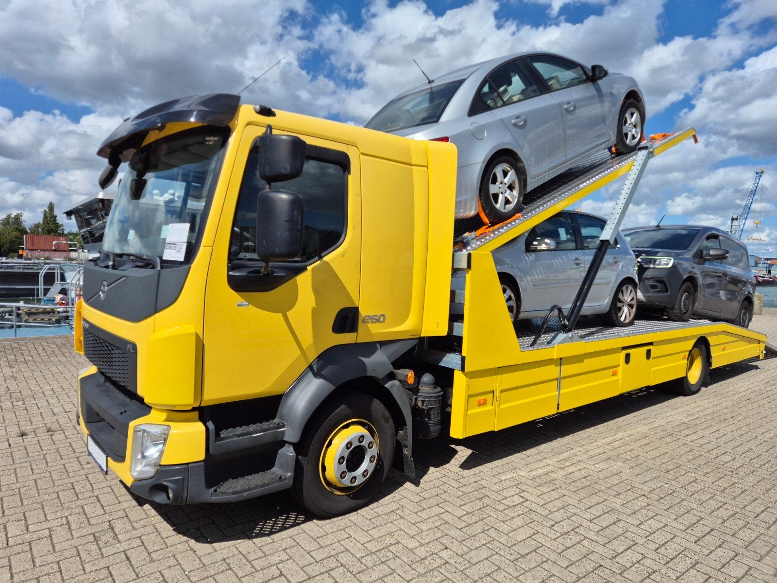 Autotransporter 3 lader Volvo250 FL Atomaat ,Geel, Auto's, Automaat, Euro 6, ABS, Geel
