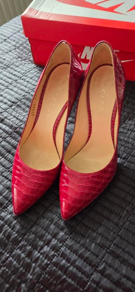 Casadei Leren Pumps Rode Krokodillenprint Maat 38.5, Pumps, Ophalen of Verzenden, Gedragen, Casadei